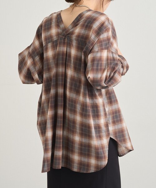 SHENERY(シーナリー)の「《秋のスタイリングに》Vネックオンブレチェックシャツ(シャツ/ブラウス・レディース・ブラック/ブラウン・FREE)」の2枚目の写真