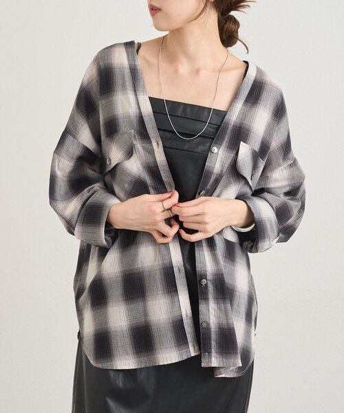 SHENERY(シーナリー)の「《秋のスタイリングに》Vネックオンブレチェックシャツ(シャツ/ブラウス・レディース・ブラック/ブラウン・FREE)」の1枚目の写真