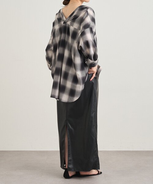 SHENERY(シーナリー)の「《秋のスタイリングに》Vネックオンブレチェックシャツ(シャツ/ブラウス・レディース・ブラック/ブラウン・FREE)」の3枚目の写真