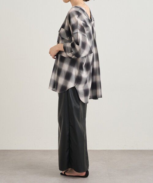 SHENERY(シーナリー)の「《秋のスタイリングに》Vネックオンブレチェックシャツ(シャツ/ブラウス・レディース・ブラック/ブラウン・FREE)」の7枚目の写真