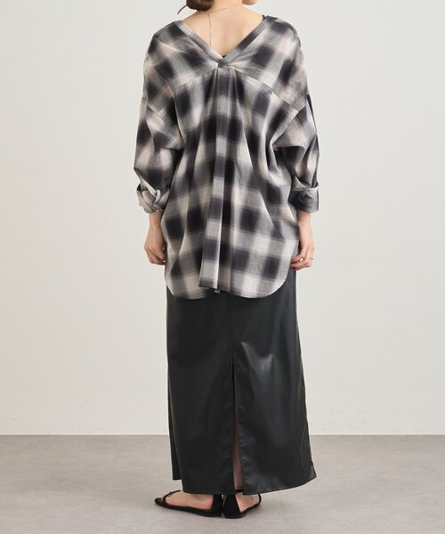 SHENERY(シーナリー)の「《秋のスタイリングに》Vネックオンブレチェックシャツ(シャツ/ブラウス・レディース・ブラック/ブラウン・FREE)」の8枚目の写真