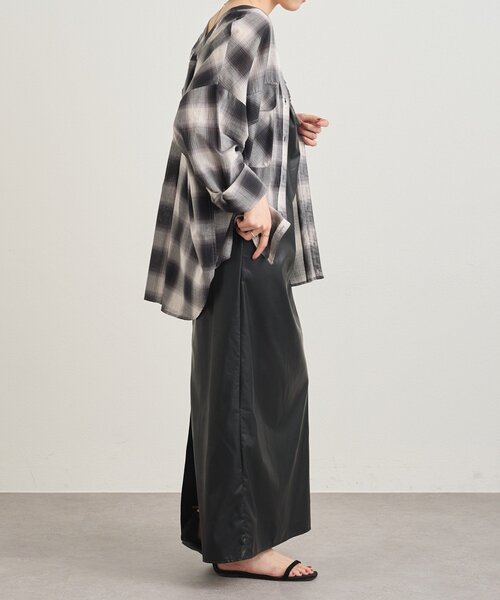 SHENERY(シーナリー)の「《秋のスタイリングに》Vネックオンブレチェックシャツ(シャツ/ブラウス・レディース・ブラック/ブラウン・FREE)」の9枚目の写真