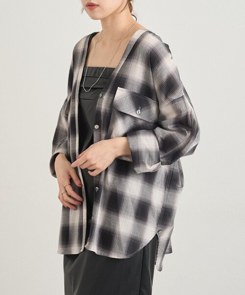 SHENERY(シーナリー)の「《秋のスタイリングに》Vネックオンブレチェックシャツ(シャツ/ブラウス・レディース・ブラック/ブラウン・FREE)」の10枚目の写真