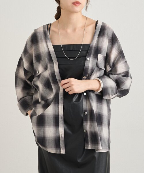 SHENERY(シーナリー)の「《秋のスタイリングに》Vネックオンブレチェックシャツ(シャツ/ブラウス・レディース・ブラック/ブラウン・FREE)」の11枚目の写真