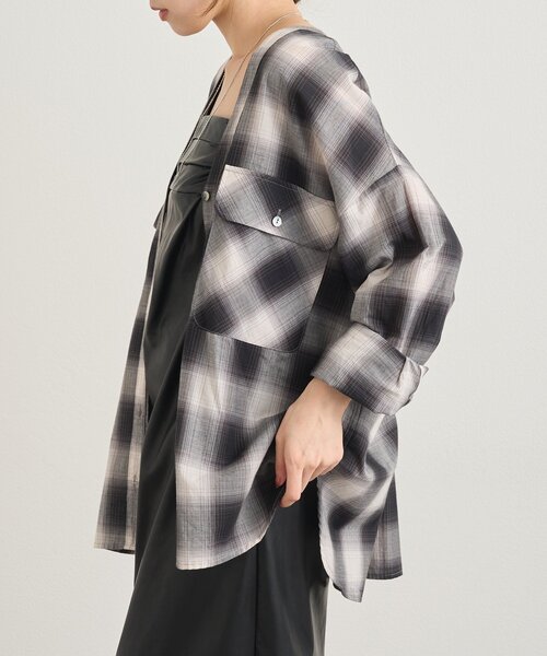 SHENERY(シーナリー)の「《秋のスタイリングに》Vネックオンブレチェックシャツ(シャツ/ブラウス・レディース・ブラック/ブラウン・FREE)」の13枚目の写真