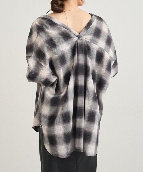 SHENERY(シーナリー)の「《秋のスタイリングに》Vネックオンブレチェックシャツ(シャツ/ブラウス・レディース・ブラック/ブラウン・FREE)」の14枚目の写真