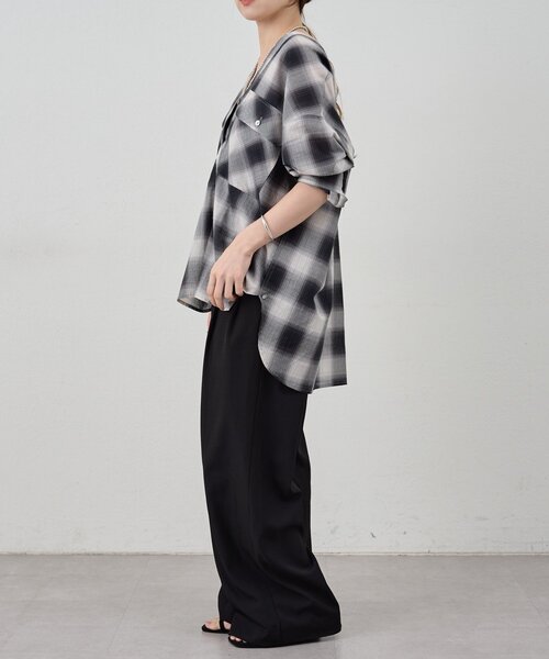 SHENERY(シーナリー)の「《秋のスタイリングに》Vネックオンブレチェックシャツ(シャツ/ブラウス・レディース・ブラック/ブラウン・FREE)」の21枚目の写真