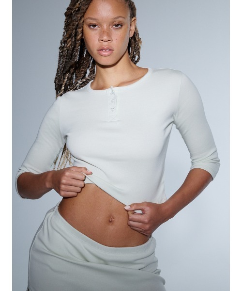 GLOWNY(グロウニ―)の「3/4 BUTTON FLY TEE(Tシャツ/カットソー・レディース・ホワイト/ブラック/グレー/ブルー/イエロー系/グリーン系その他/ブラウン/ピンク・SMALL/MEDIUM/LARGE/X-SMALL/X-LARGE)」の5枚目の写真