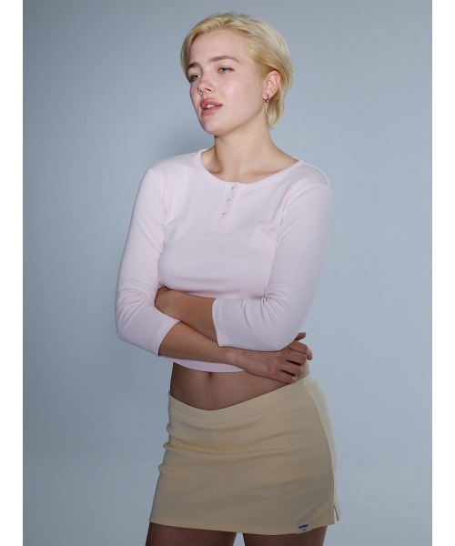GLOWNY(グロウニ―)の「3/4 BUTTON FLY TEE(Tシャツ/カットソー・レディース・ホワイト/ブラック/グレー/ブルー/イエロー系/グリーン系その他/ブラウン/ピンク・SMALL/MEDIUM/LARGE/X-SMALL/X-LARGE)」の8枚目の写真
