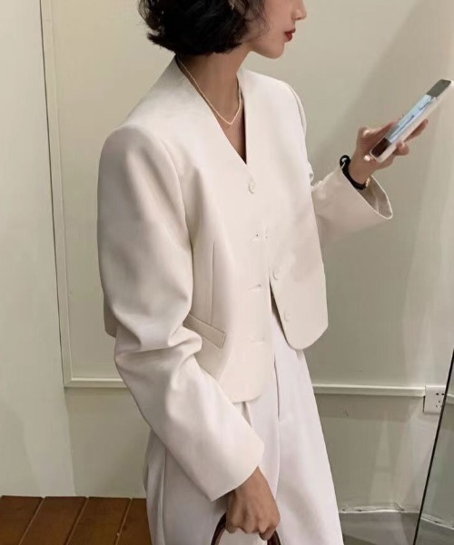 FREE STYLISTS(フリー スタイリスト)の「YUGA_YGMC V-neck cropped jacket(ノーカラージャケット・レディース・グリーン/ベビーピンク/オフホワイト・FREE)」の2枚目の写真