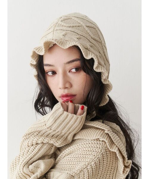 jouetie（ジュエティ）の「フリルケーブルバラクラバ　ニットフード　ニットキャップ（ニットキャップ/ビーニー・レディース・アイボリー/ブラック/レッド・FREE）」の2枚目の写真