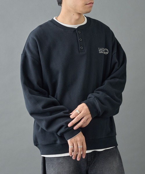 COLONY 2139（コロニートゥーワンスリーナイン）の「刺繍ヘンリーネックスウェット（スウェット・メンズ・グレー/ブラック/ネイビー・MEDIUM/LARGE）」の4枚目の写真