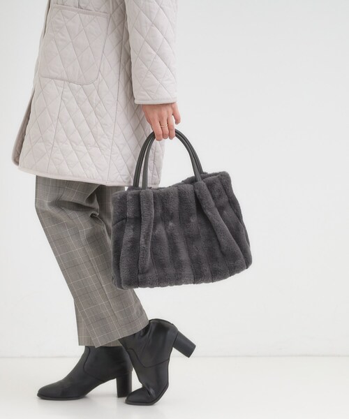 SHOO・LA・RUE（シューラルー）の「【高レビュー/2WAY】きれい見えで上品な ストライプファートートバッグ（トートバッグ・レディース・ライトグレー/ベージュ/ブラック/ブラウン系/チャコールグレー/アイボリー・00）」の4枚目の写真