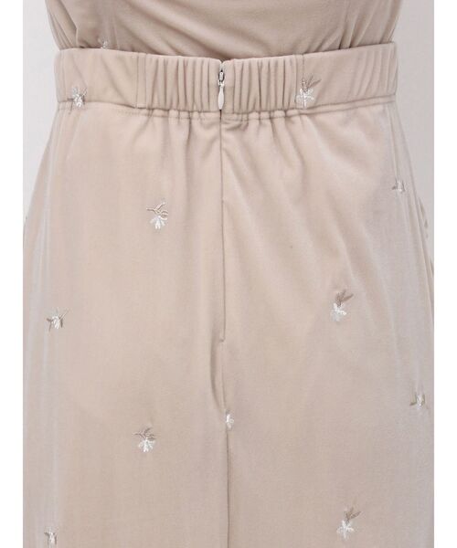 dazzlin（ダズリン）の「フラワーシシュウベロアスカート（スカート・レディース・ベージュ/ブラック・SMALL/MEDIUM）」の3枚目の写真