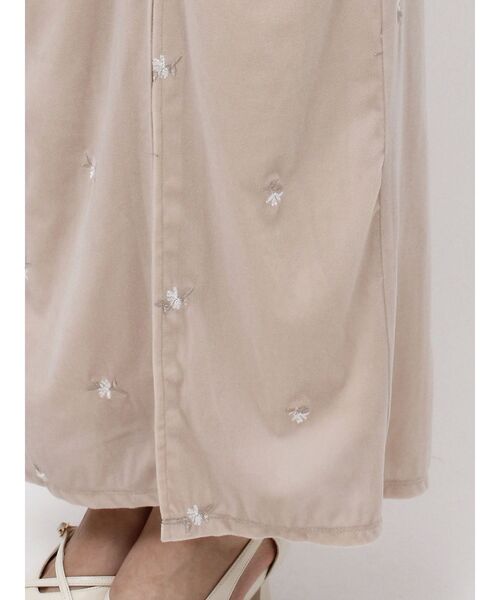 dazzlin（ダズリン）の「フラワーシシュウベロアスカート（スカート・レディース・ベージュ/ブラック・SMALL/MEDIUM）」の4枚目の写真