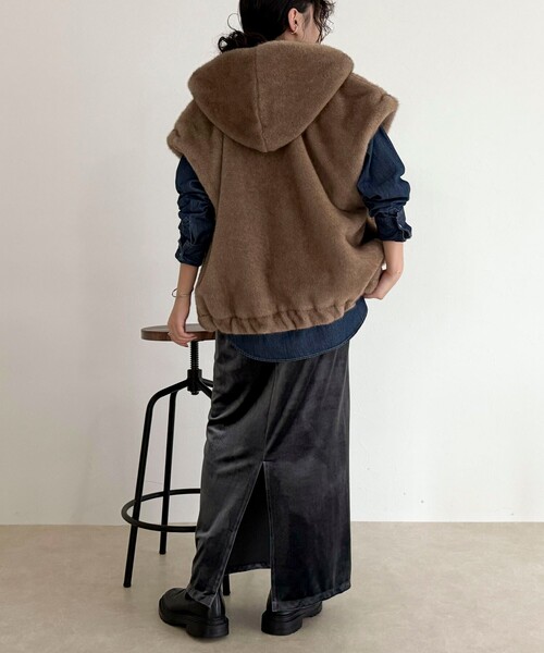 fredy emue（フレディエミュ）の「フェイクファーフードベスト（ベスト・レディース・ライトグレー/ブラウン・38）」の14枚目の写真