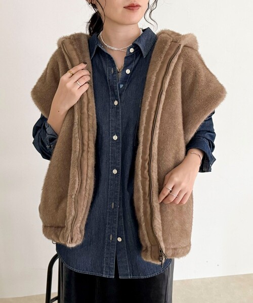 fredy emue（フレディエミュ）の「フェイクファーフードベスト（ベスト・レディース・ライトグレー/ブラウン・38）」の12枚目の写真