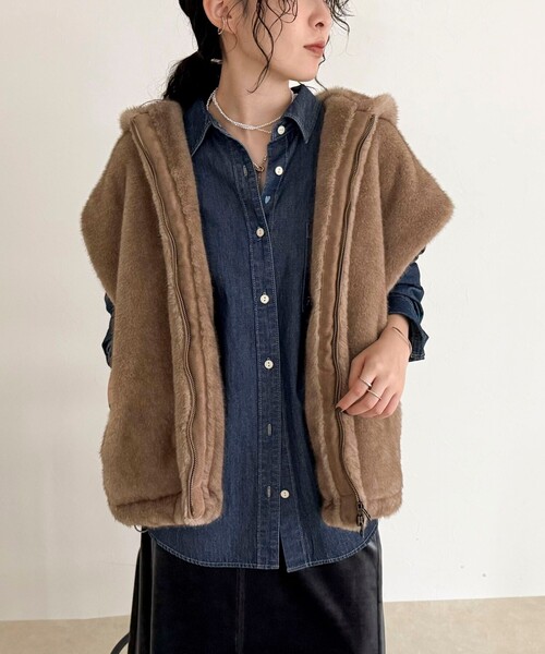 fredy emue（フレディエミュ）の「フェイクファーフードベスト（ベスト・レディース・ライトグレー/ブラウン・38）」の11枚目の写真