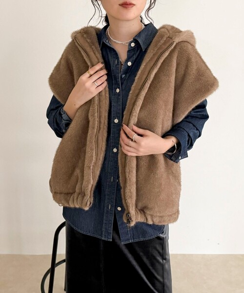 fredy emue（フレディエミュ）の「フェイクファーフードベスト（ベスト・レディース・ライトグレー/ブラウン・38）」の10枚目の写真