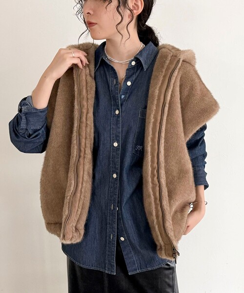 fredy emue（フレディエミュ）の「フェイクファーフードベスト（ベスト・レディース・ライトグレー/ブラウン・38）」の9枚目の写真