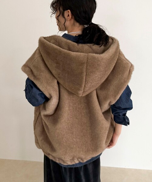 fredy emue（フレディエミュ）の「フェイクファーフードベスト（ベスト・レディース・ライトグレー/ブラウン・38）」の8枚目の写真