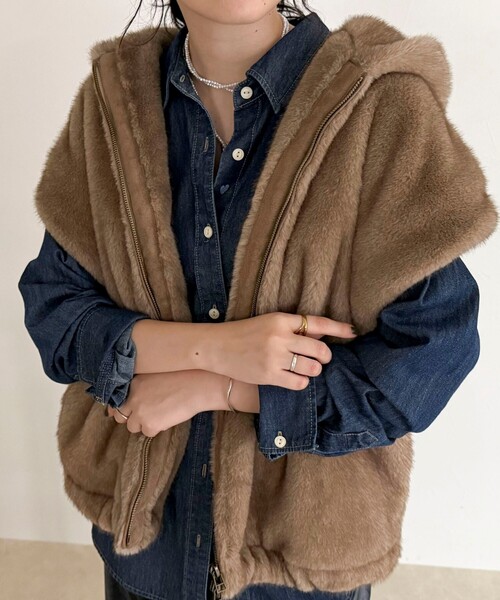 fredy emue（フレディエミュ）の「フェイクファーフードベスト（ベスト・レディース・ライトグレー/ブラウン・38）」の7枚目の写真