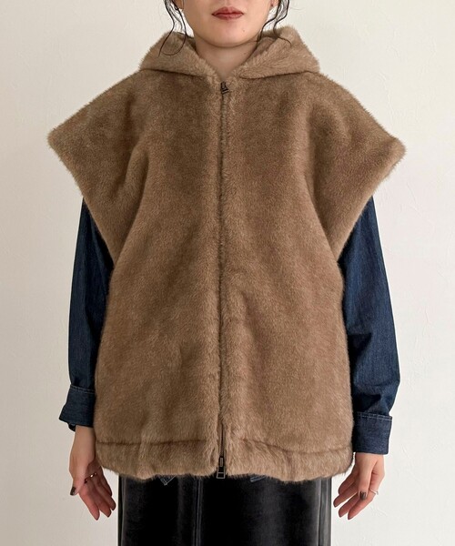 fredy emue（フレディエミュ）の「フェイクファーフードベスト（ベスト・レディース・ライトグレー/ブラウン・38）」の6枚目の写真