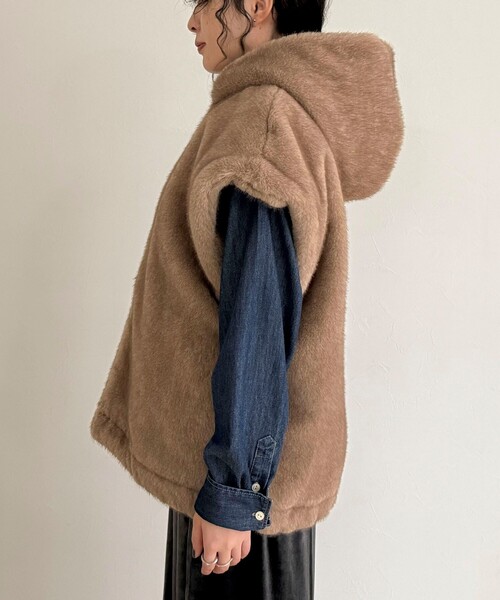 fredy emue（フレディエミュ）の「フェイクファーフードベスト（ベスト・レディース・ライトグレー/ブラウン・38）」の5枚目の写真