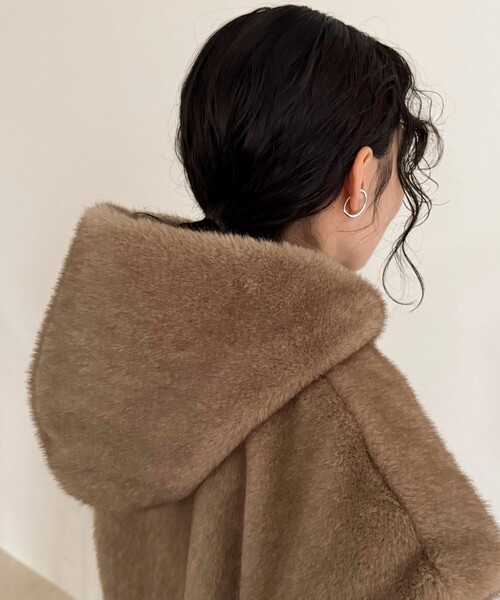 fredy emue（フレディエミュ）の「フェイクファーフードベスト（ベスト・レディース・ライトグレー/ブラウン・38）」の3枚目の写真