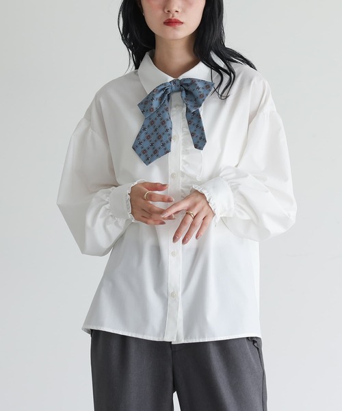 somari imagination(ソマリ イマジネーション)の「リボンタイ付きフリルブラウス(シャツ/ブラウス・レディース・オフホワイト/チャコール・2/1)」の2枚目の写真