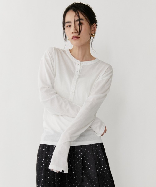 VION(ヴィオン)の「ヘンリーネックシアーロングスリーブティー / HenleyNeck Sheer Long Sleeve TEE(Tシャツ/カットソー・レディース・ホワイト/ブルー/ブラック・FREE)」の10枚目の写真