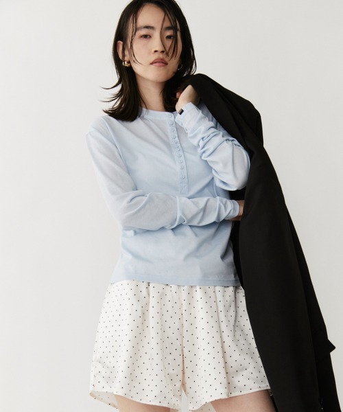 VION(ヴィオン)の「ヘンリーネックシアーロングスリーブティー / HenleyNeck Sheer Long Sleeve TEE(Tシャツ/カットソー・レディース・ホワイト/ブルー/ブラック・FREE)」の4枚目の写真
