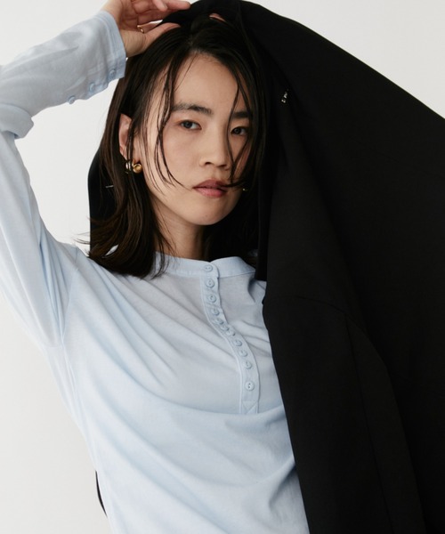 VION(ヴィオン)の「ヘンリーネックシアーロングスリーブティー / HenleyNeck Sheer Long Sleeve TEE(Tシャツ/カットソー・レディース・ホワイト/ブルー/ブラック・FREE)」の5枚目の写真