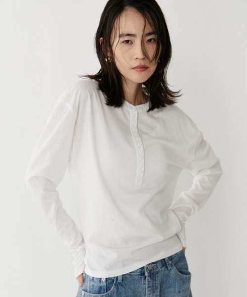 VION(ヴィオン)の「ヘンリーネックシアーロングスリーブティー / HenleyNeck Sheer Long Sleeve TEE(Tシャツ/カットソー・レディース・ホワイト/ブルー/ブラック・FREE)」の14枚目の写真