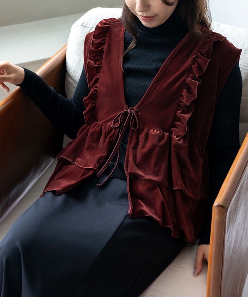 VitaFelice（ヴィータフェリーチェ）の「ベロアフリルティアードベスト（ベスト・レディース・ブラック/ボルドー/ブラウン・FREE）」の3枚目の写真