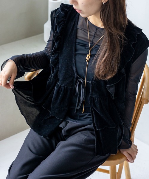 VitaFelice（ヴィータフェリーチェ）の「ベロアフリルティアードベスト（ベスト・レディース・ブラック/ボルドー/ブラウン・FREE）」の2枚目の写真