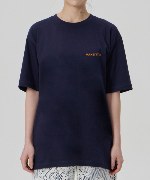 MAKEITTO（メイキット）の「[URBAN LETTERING] CREW NECK TEE_NAVY（Tシャツ/カットソー・メンズ・その他・MEDIUM/LARGE/X-LARGE/XX-LARGE）」の6枚目の写真