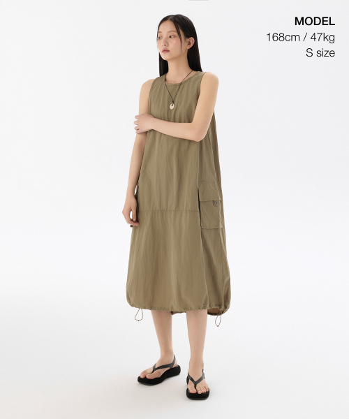 MUSINSA STANDARD WOMAN（ムシンサスタンダードウーマン）の「ウィメンズナイロンパラシュートカーゴドレス[ダスティベージュ]（ワンピース・レディース・その他・S/M/L）」の2枚目の写真