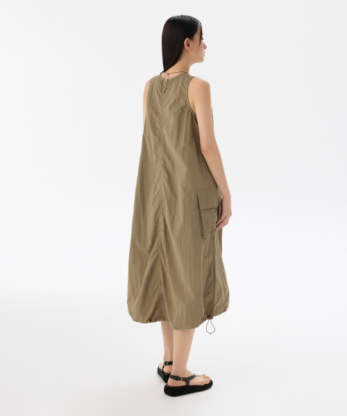 MUSINSA STANDARD WOMAN（ムシンサスタンダードウーマン）の「ウィメンズナイロンパラシュートカーゴドレス[ダスティベージュ]（ワンピース・レディース・その他・S/M/L）」の3枚目の写真