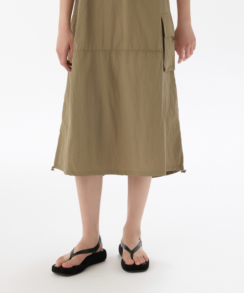 MUSINSA STANDARD WOMAN（ムシンサスタンダードウーマン）の「ウィメンズナイロンパラシュートカーゴドレス[ダスティベージュ]（ワンピース・レディース・その他・S/M/L）」の7枚目の写真