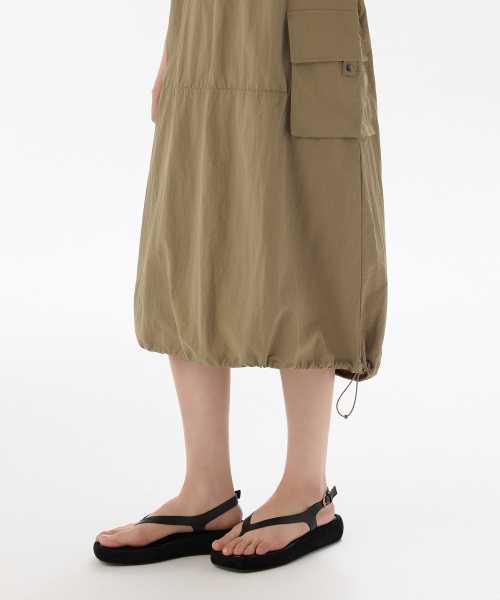 MUSINSA STANDARD WOMAN（ムシンサスタンダードウーマン）の「ウィメンズナイロンパラシュートカーゴドレス[ダスティベージュ]（ワンピース・レディース・その他・S/M/L）」の8枚目の写真