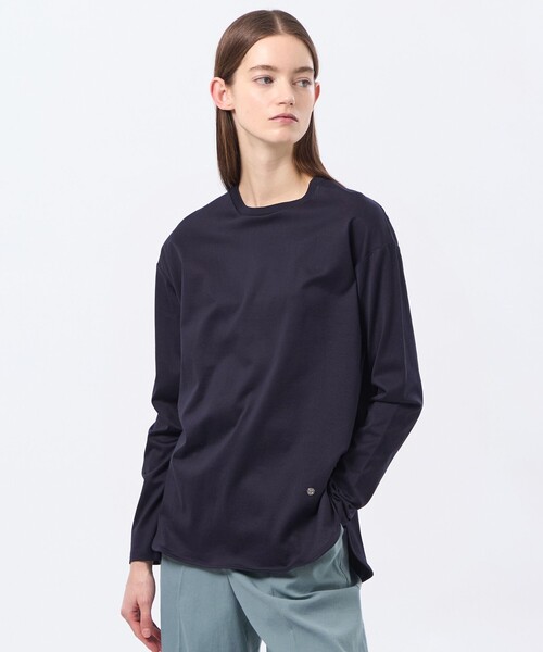 MACKINTOSH PHILOSOPHY（ﾏｯｷﾝﾄｯｼｭ ﾌｨﾛｿﾌｨｰ）の「【LEE4月号/蛯原友里さん着用】ラウンドヘムシルケットカットソー（Tシャツ/カットソー・レディース・オフホワイト/ネイビー・38）」の2枚目の写真