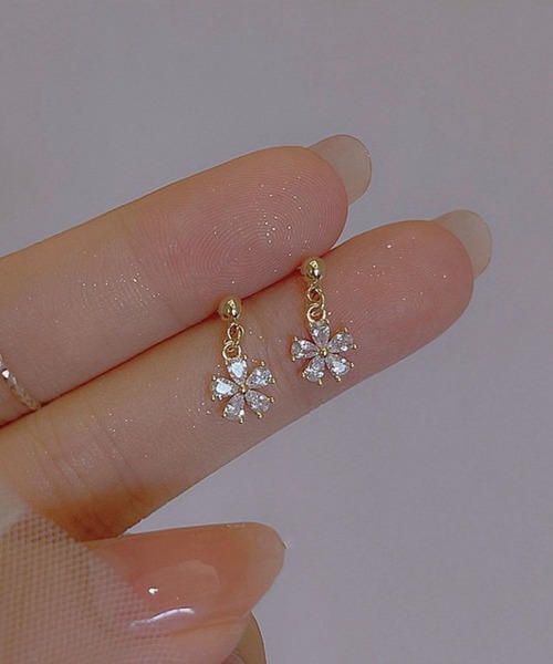 yu-ka(ユーカ)の「YU-KA:フラワーミニピアス flower mini pierce(ピアス(両耳用)・レディース・ゴールド・FREE)」の2枚目の写真
