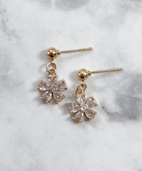 yu-ka(ユーカ)の「YU-KA:フラワーミニピアス flower mini pierce(ピアス(両耳用)・レディース・ゴールド・FREE)」の4枚目の写真