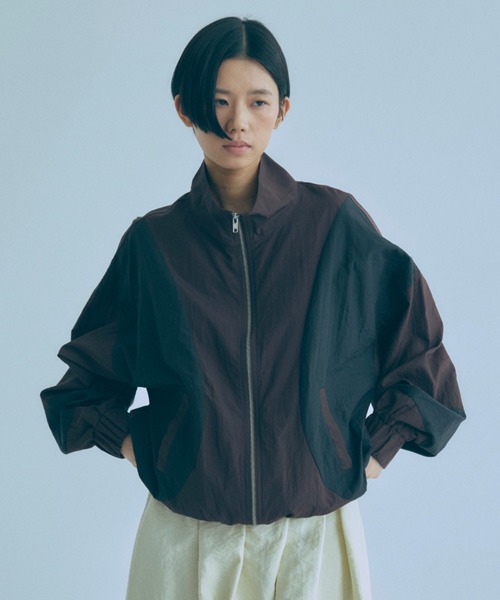 EN NEUME(エンノイム)の「Washed Taffeta Bicolor Oversize Blouson(ブルゾン・レディース・ブラウン/ブラック/グレイッシュベージュ・FREE)」の2枚目の写真