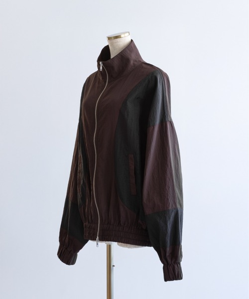 EN NEUME(エンノイム)の「Washed Taffeta Bicolor Oversize Blouson(ブルゾン・レディース・ブラウン/ブラック/グレイッシュベージュ・FREE)」の7枚目の写真