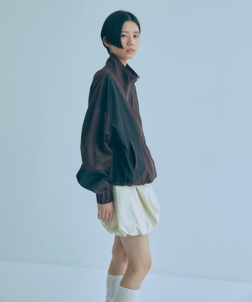 EN NEUME(エンノイム)の「Washed Taffeta Bicolor Oversize Blouson(ブルゾン・レディース・ブラウン/ブラック/グレイッシュベージュ・FREE)」の16枚目の写真