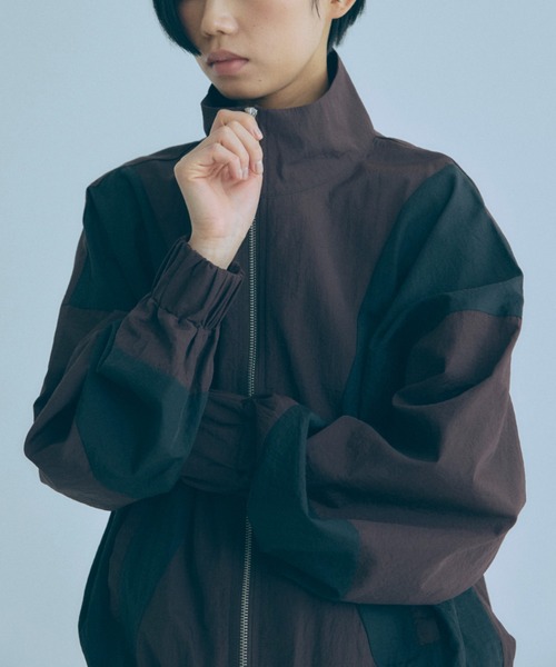 EN NEUME(エンノイム)の「Washed Taffeta Bicolor Oversize Blouson(ブルゾン・レディース・ブラウン/ブラック/グレイッシュベージュ・FREE)」の18枚目の写真