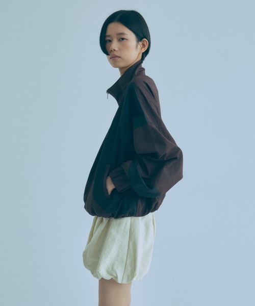 EN NEUME(エンノイム)の「Washed Taffeta Bicolor Oversize Blouson(ブルゾン・レディース・ブラウン/ブラック/グレイッシュベージュ・FREE)」の20枚目の写真