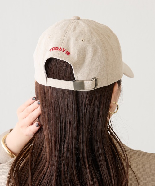 COLLAGE GALLARDAGALANTE（コラージュガリャルダガランテ）の「PAPILLONNER/Sunday刺繍入りキャップ（キャップ・レディース・ベージュ/グリーン・FREE）」の4枚目の写真